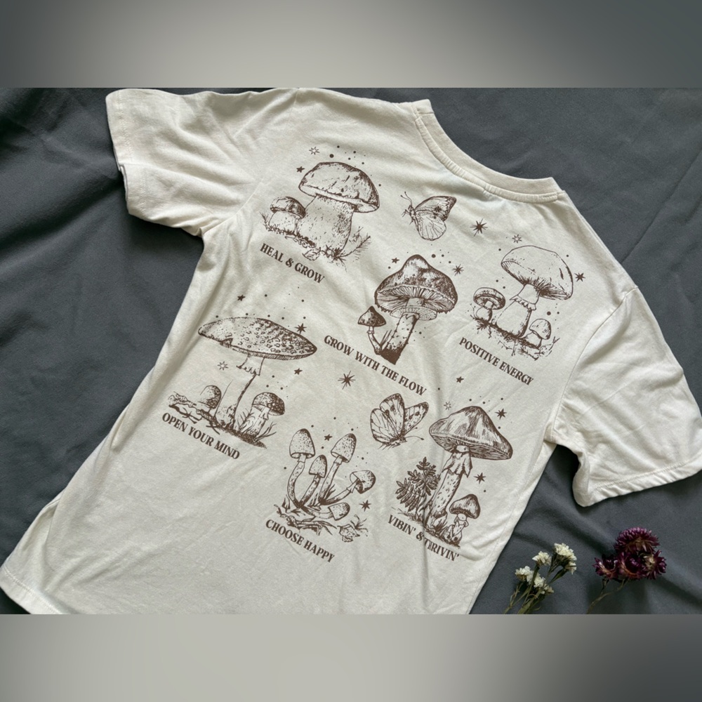 NEW CONDITION Cool SOFT comfy mushroom TEE